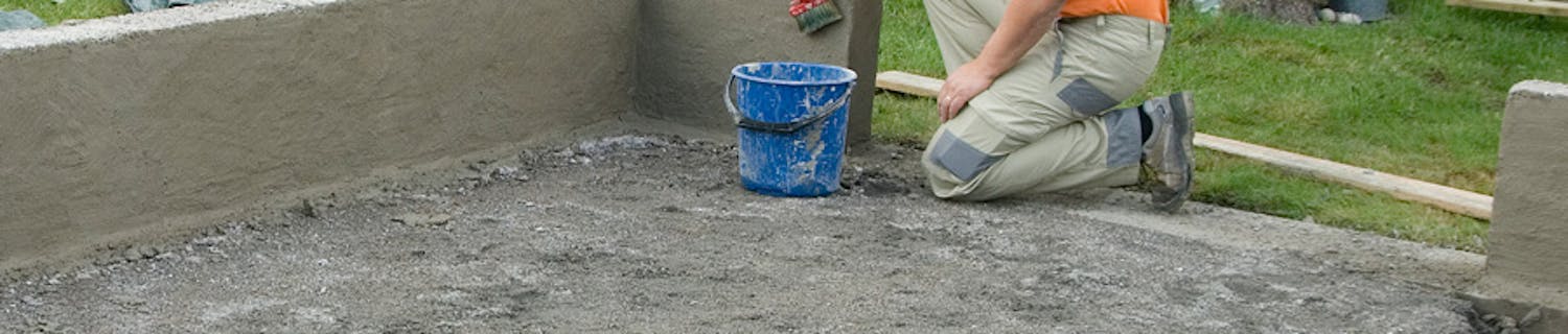 Soklen pudses i to omgange. Først med en grov mørtel og dernæst med en finere. Soklen pudses i to omgange. Først med en grov mørtel og dernæst med en finere.